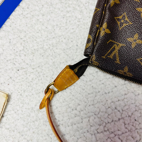 Louis Vuitton Pochette Accessoire Leather Handbag - Loop Vintage