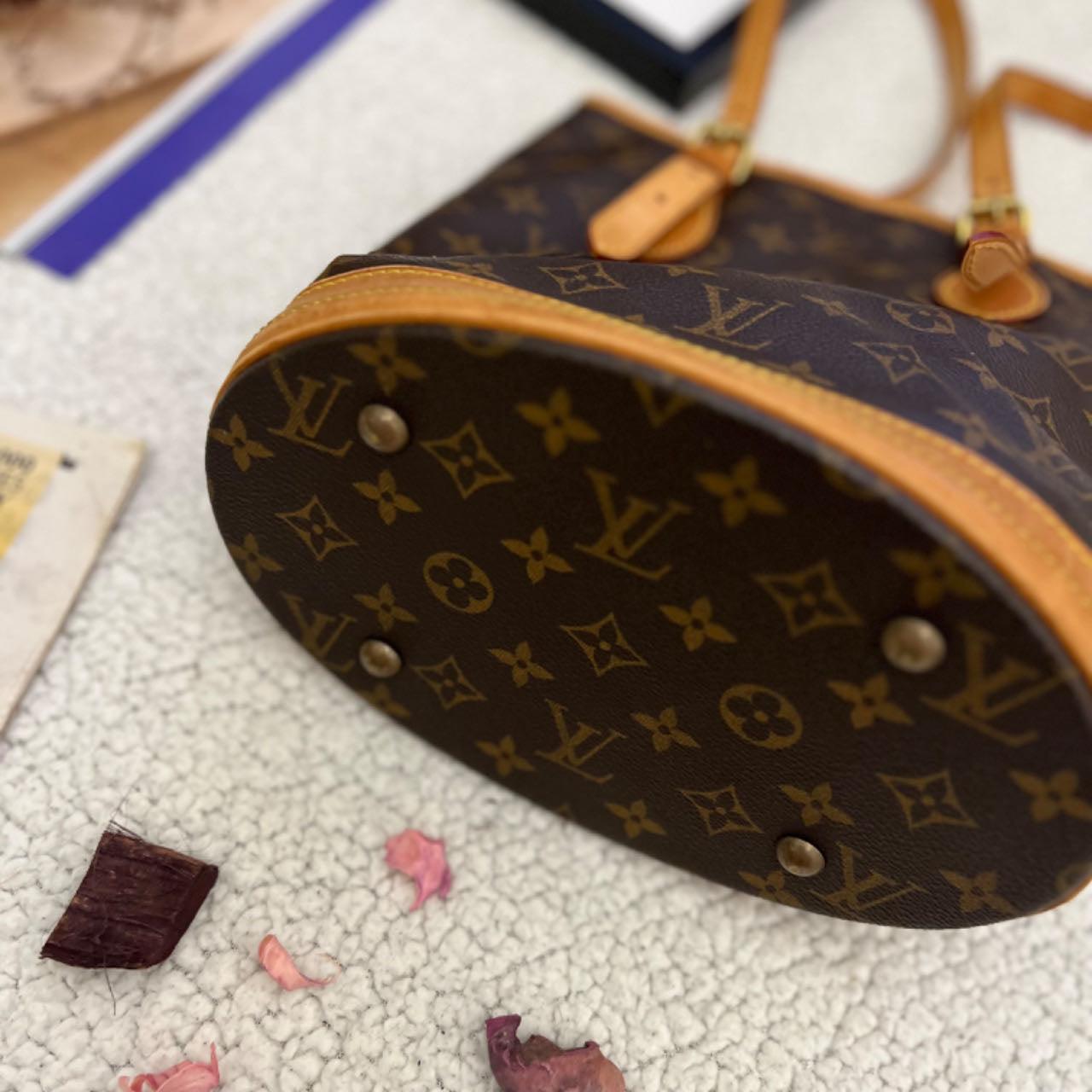 Louis Vuitton  Bucket leather handbag - Loop Vintage