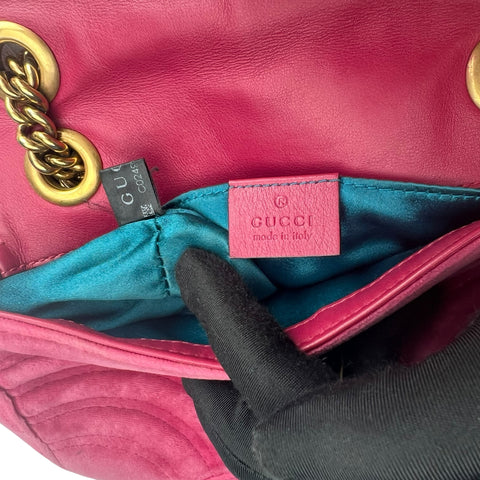Gucci Marmont medium in pink suede leather and gold tone hardware