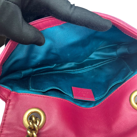 Gucci Marmont medium in pink suede leather and gold tone hardware