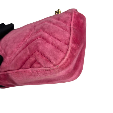Gucci Marmont medium in pink suede leather and gold tone hardware