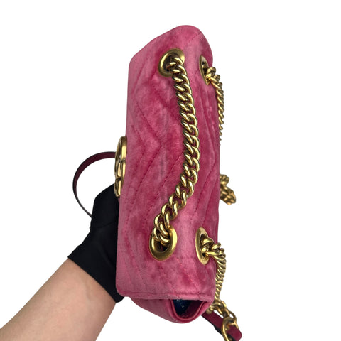 Gucci Marmont medium in pink suede leather and gold tone hardware