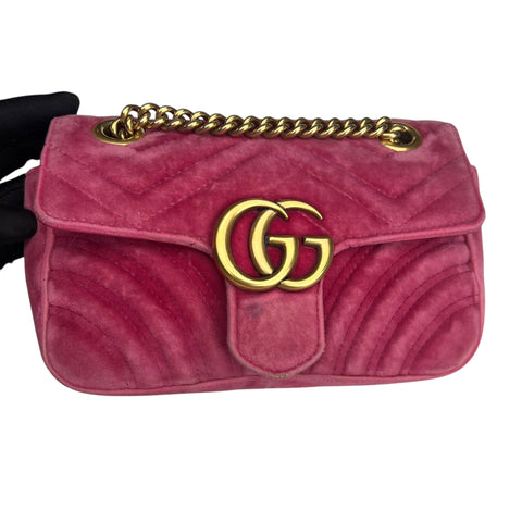 Gucci Marmont medium in pink suede leather and gold tone hardware