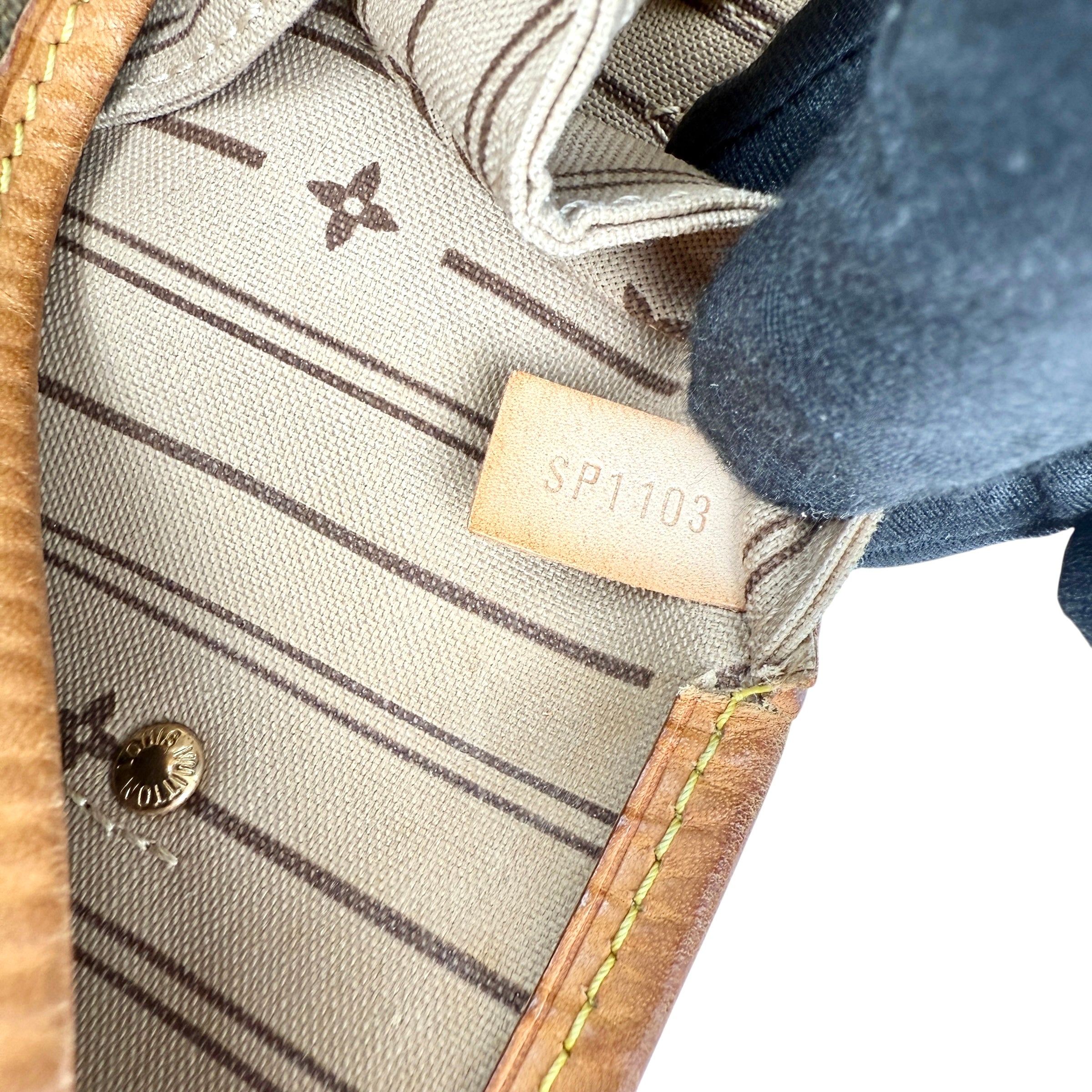 louis vuitton neverfull tote mm brown canvas monogram inside pocket detail