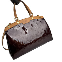louis vuitton amarante monogram vernis brea mm bag left front 45