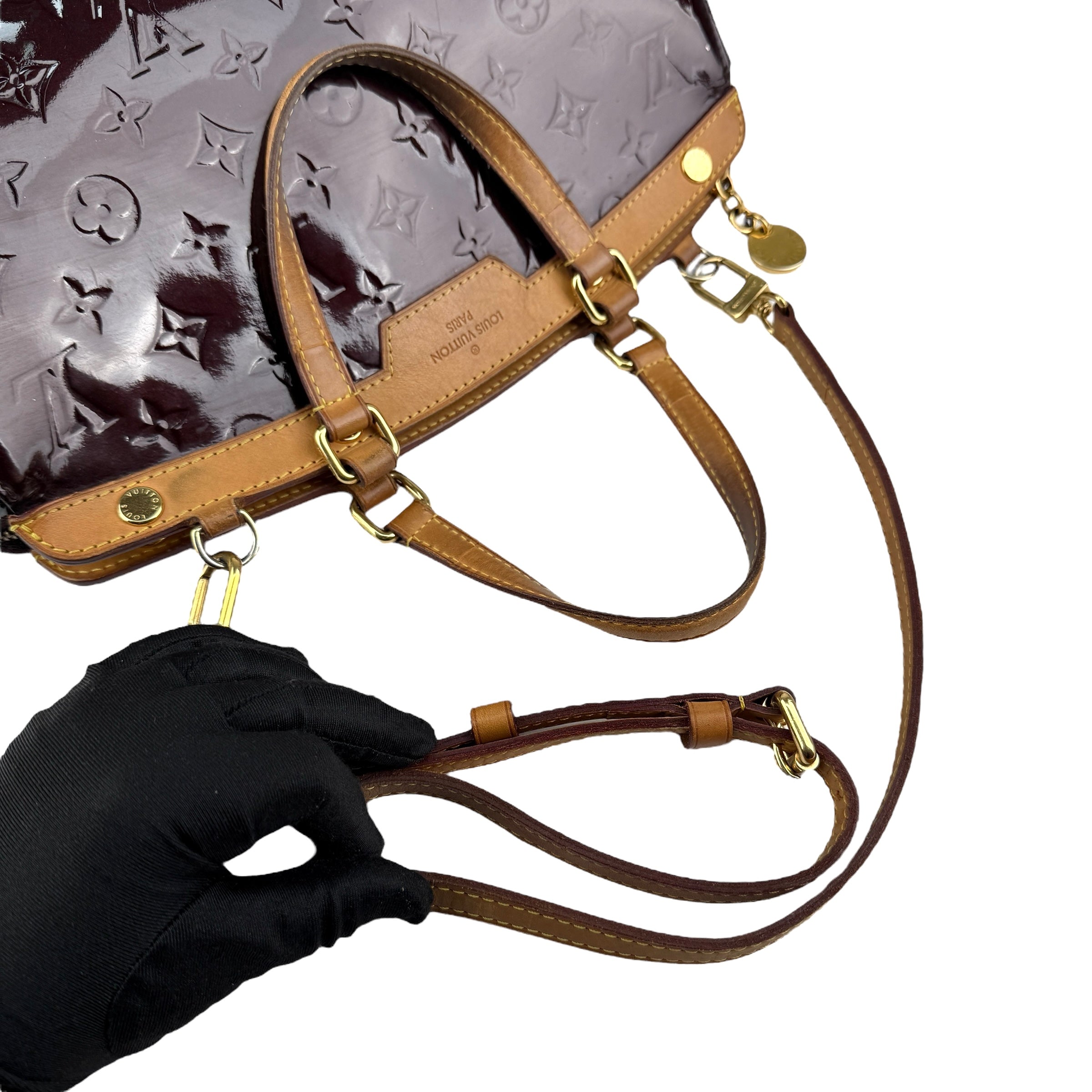 louis vuitton amarante monogram vernis brea mm bag handle detail