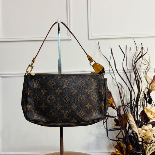 Louis Vuitton Pochette Accessoire Leather Handbag - Loop Vintage
