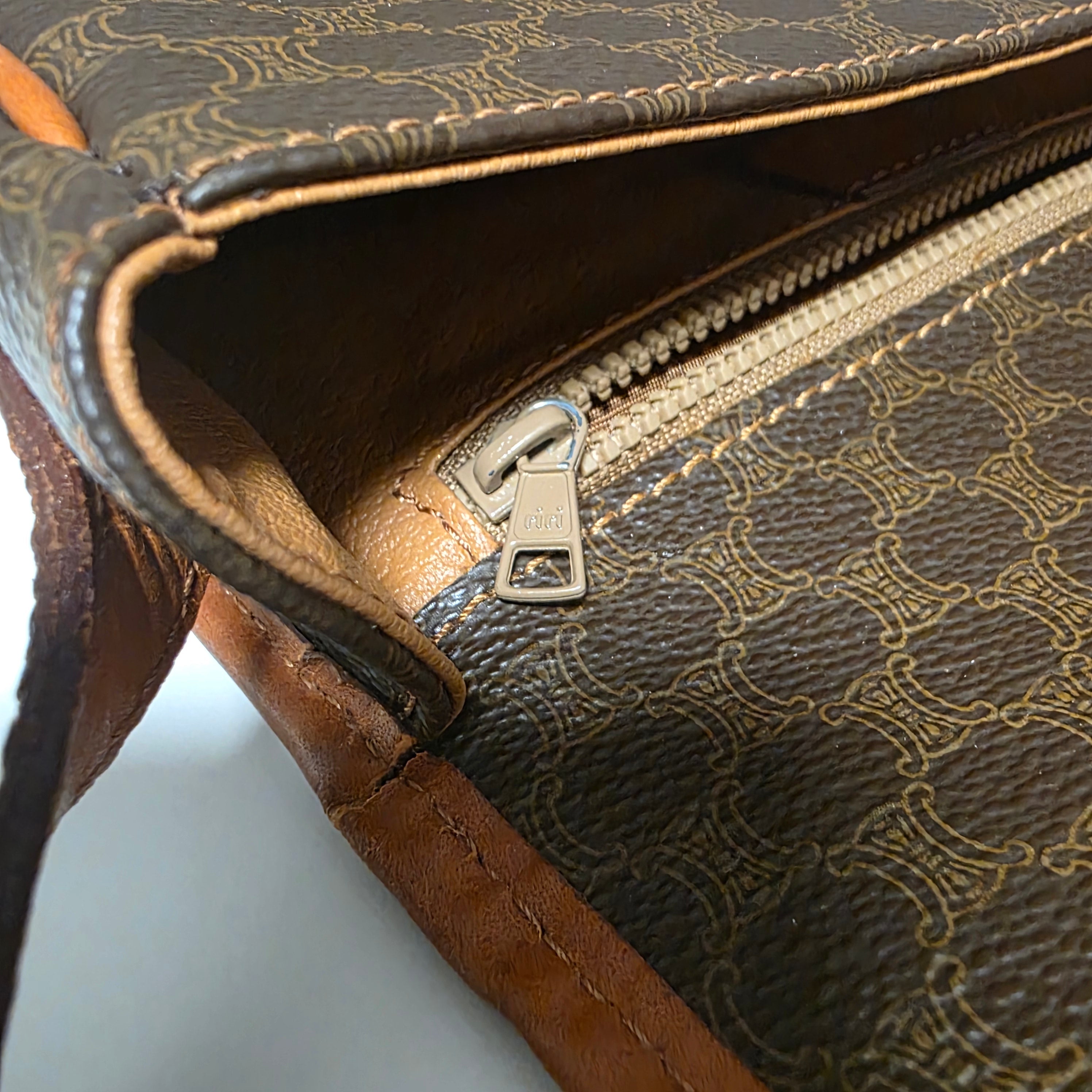 Pre-owned celine-folco-leather-handbag