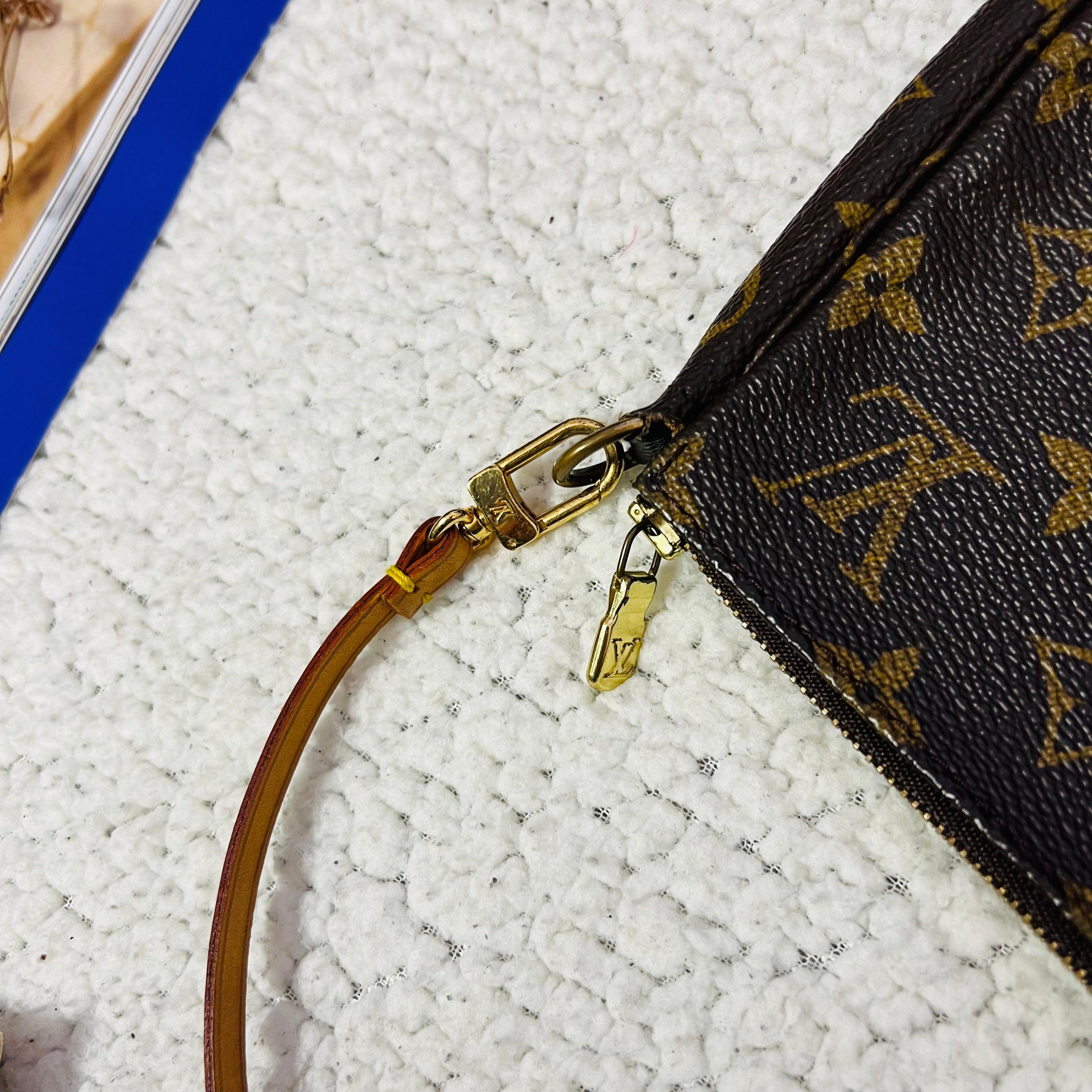 Louis Vuitton Pochette Accessoire Leather Handbag - Loop Vintage