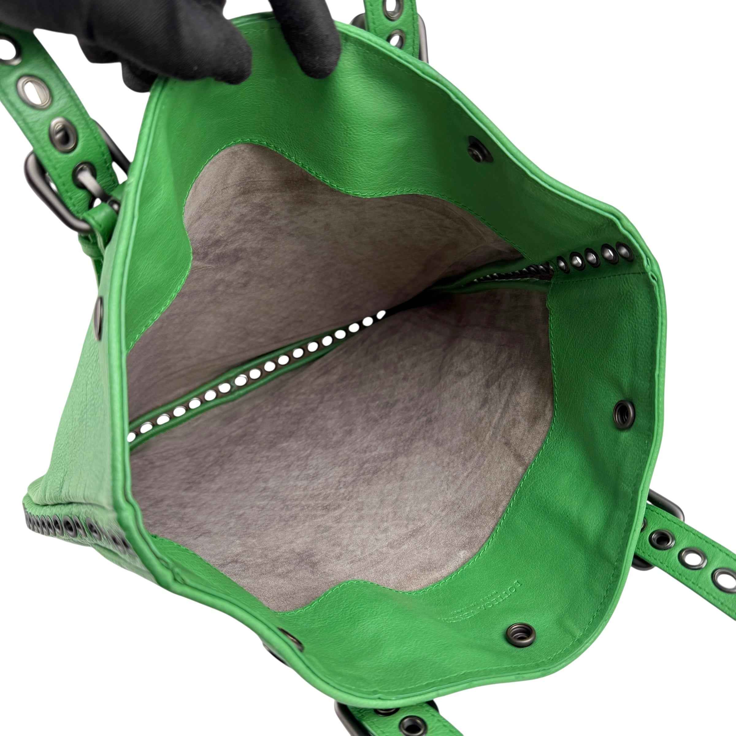 bottega veneta green leather intrecciato tote bag with eyelet handles inside