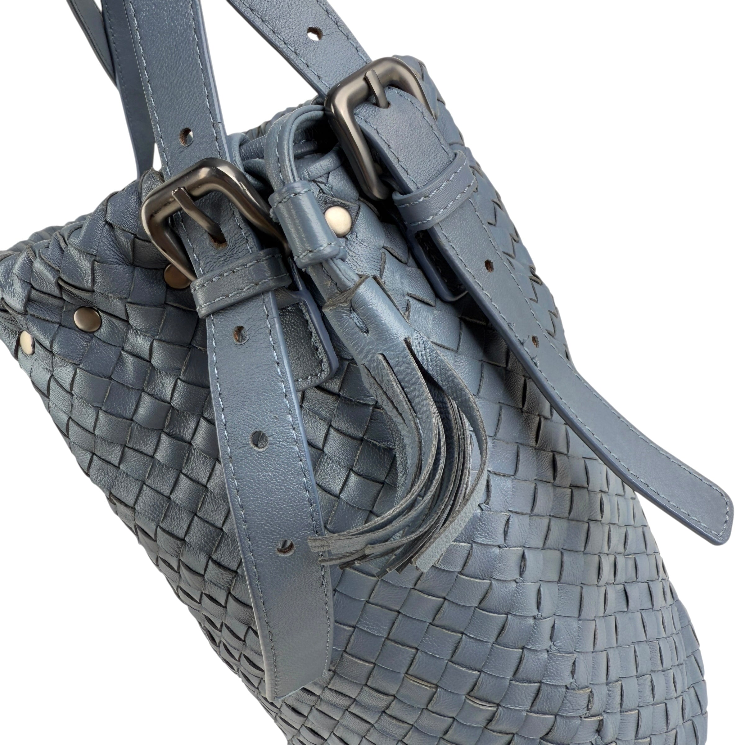bottega veneta intrecciato blue leather shoulder bag hardware detail