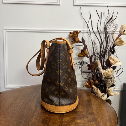 Louis Vuitton  Bucket leather handbag - Loop Vintage