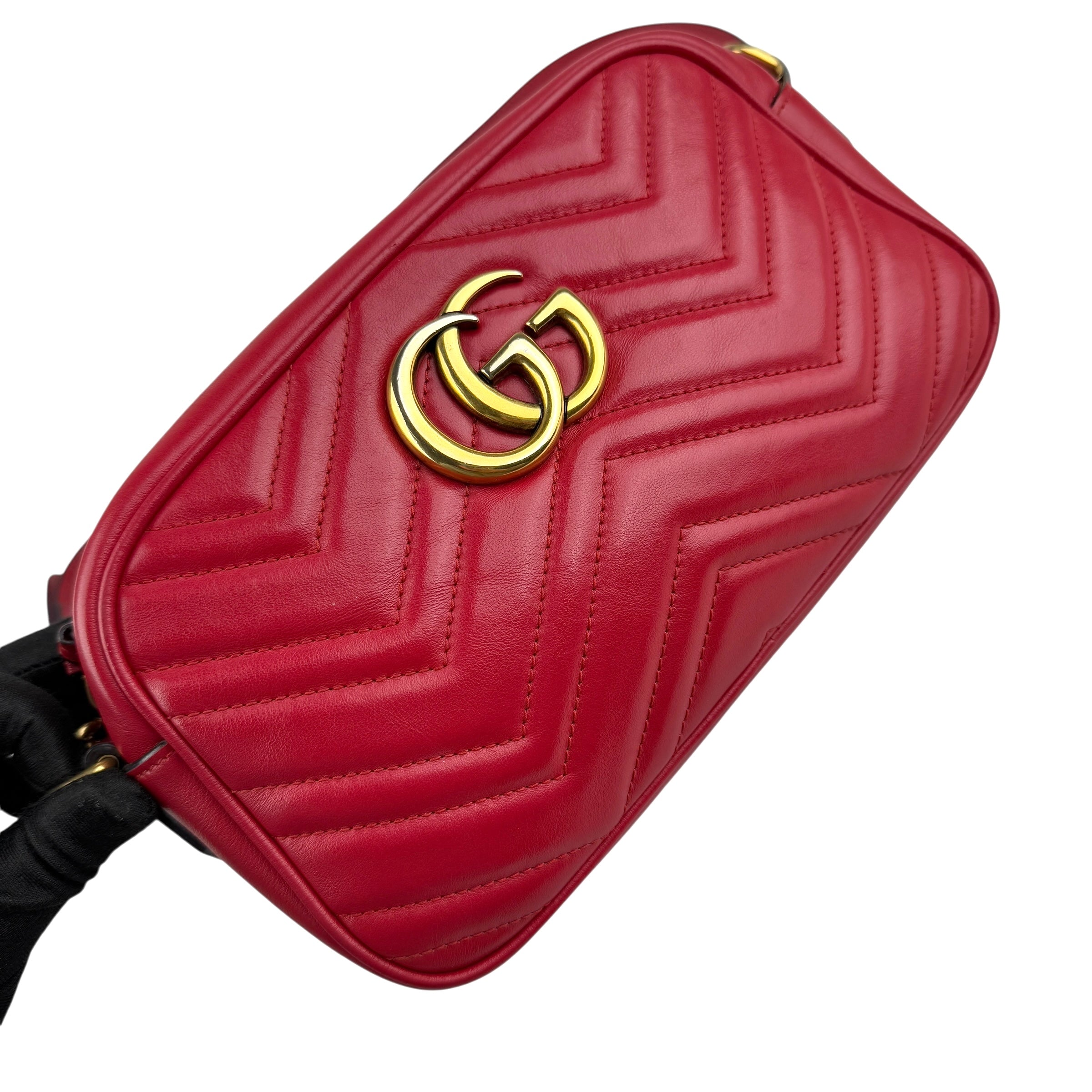 gucci gg marmont matelasse shoulder bag left front 45