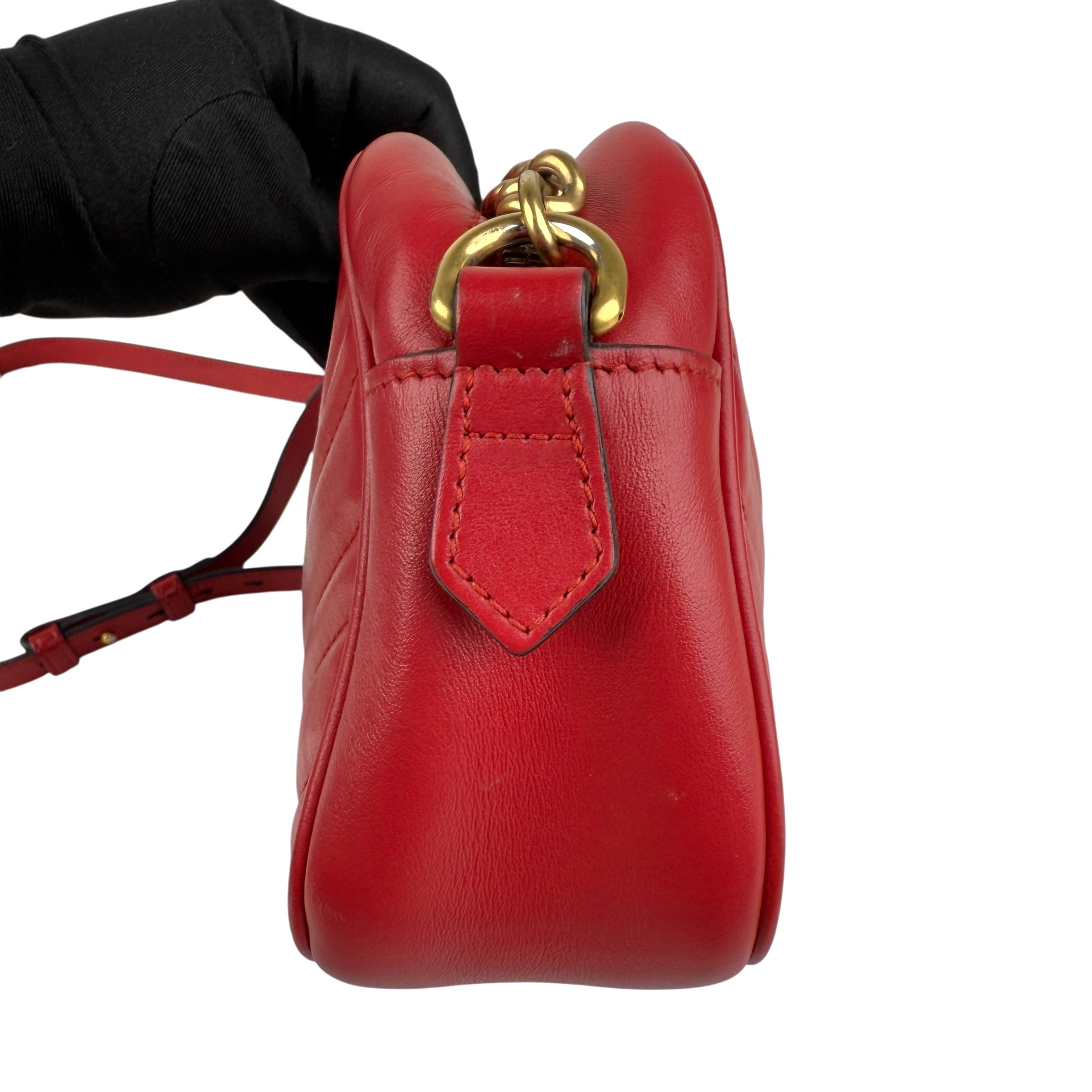 gucci gg marmont matelasse shoulder bag right