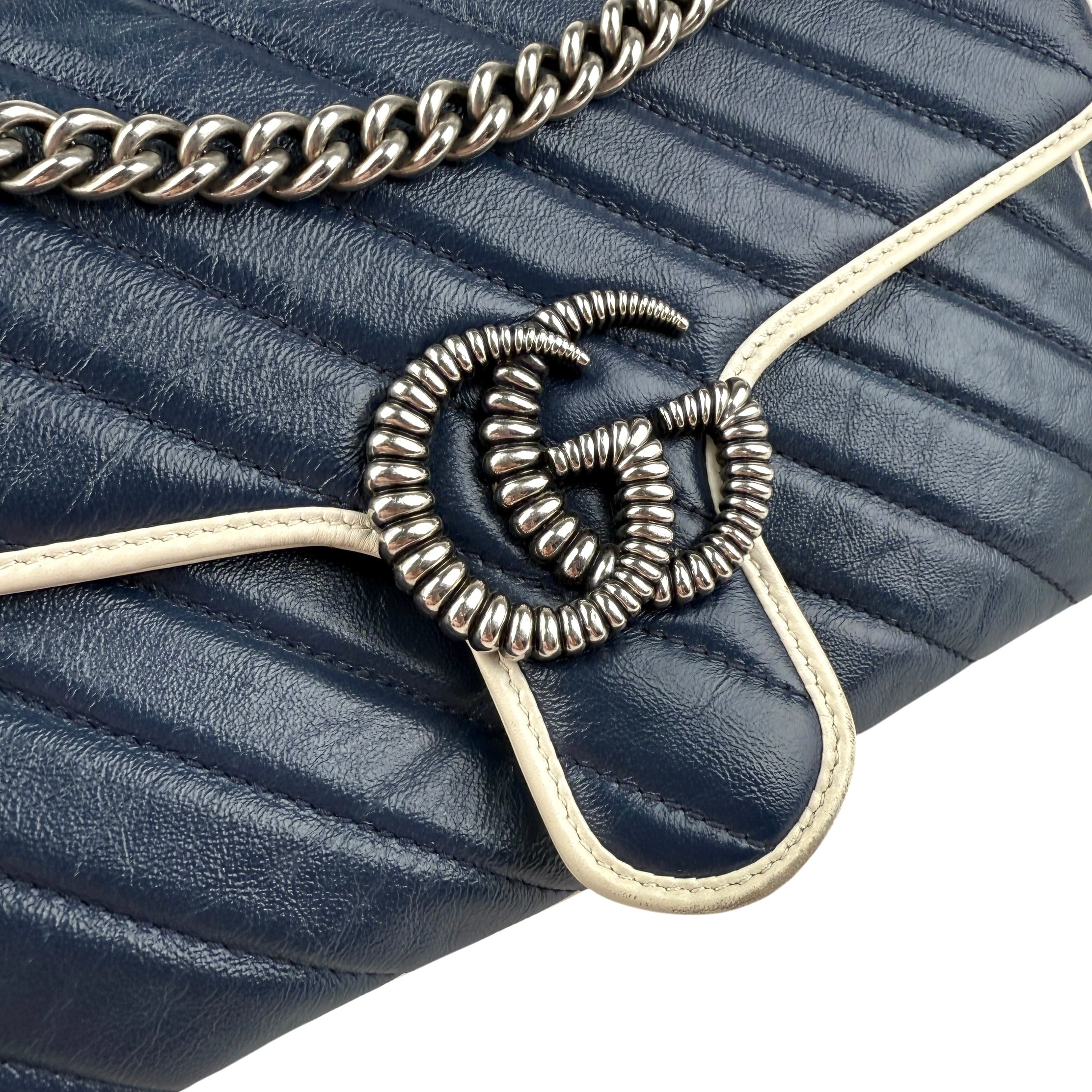 gucci navy and white gg marmont shoulder bag hardware detai