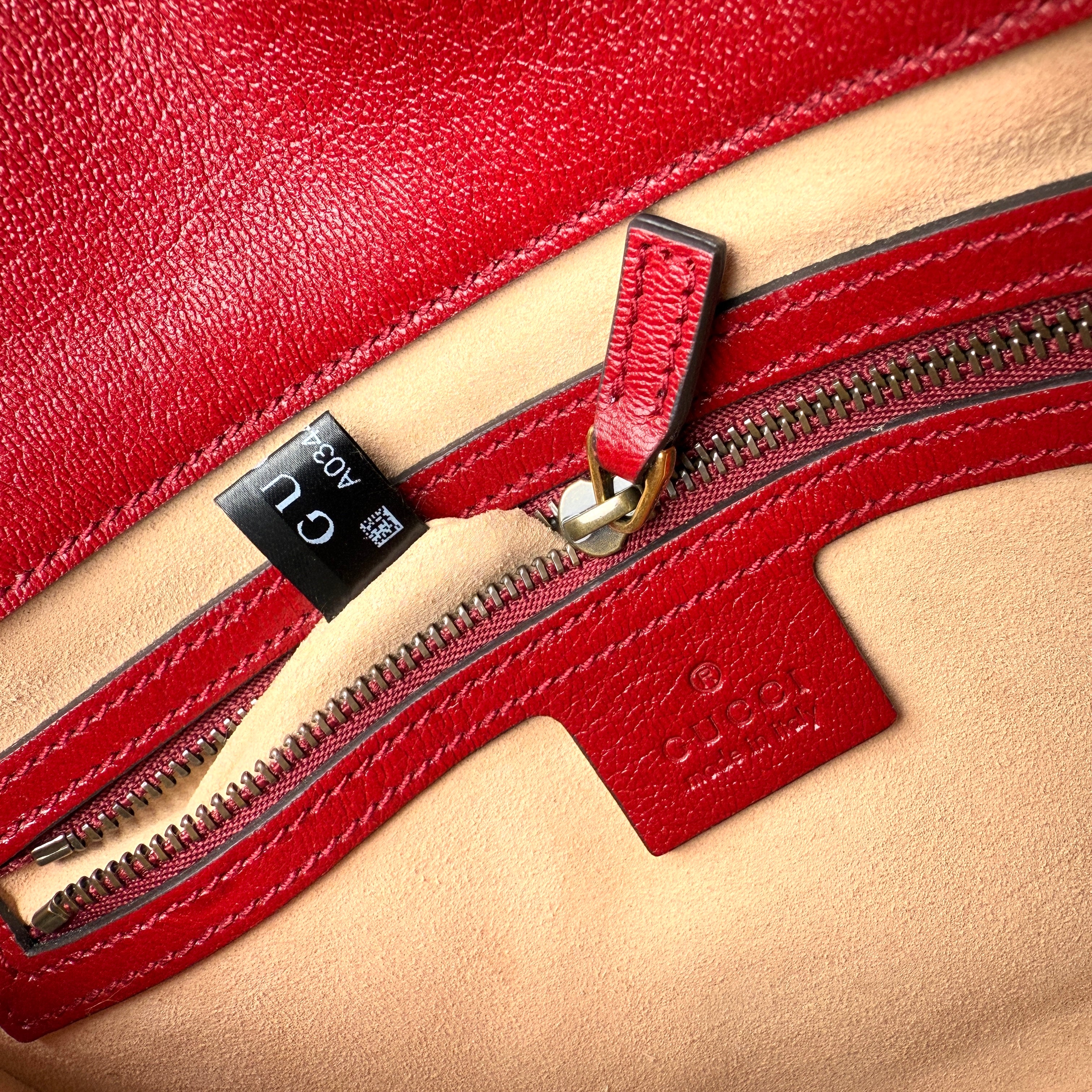 gucci red gg dahlia messenger bag inside pocket detail