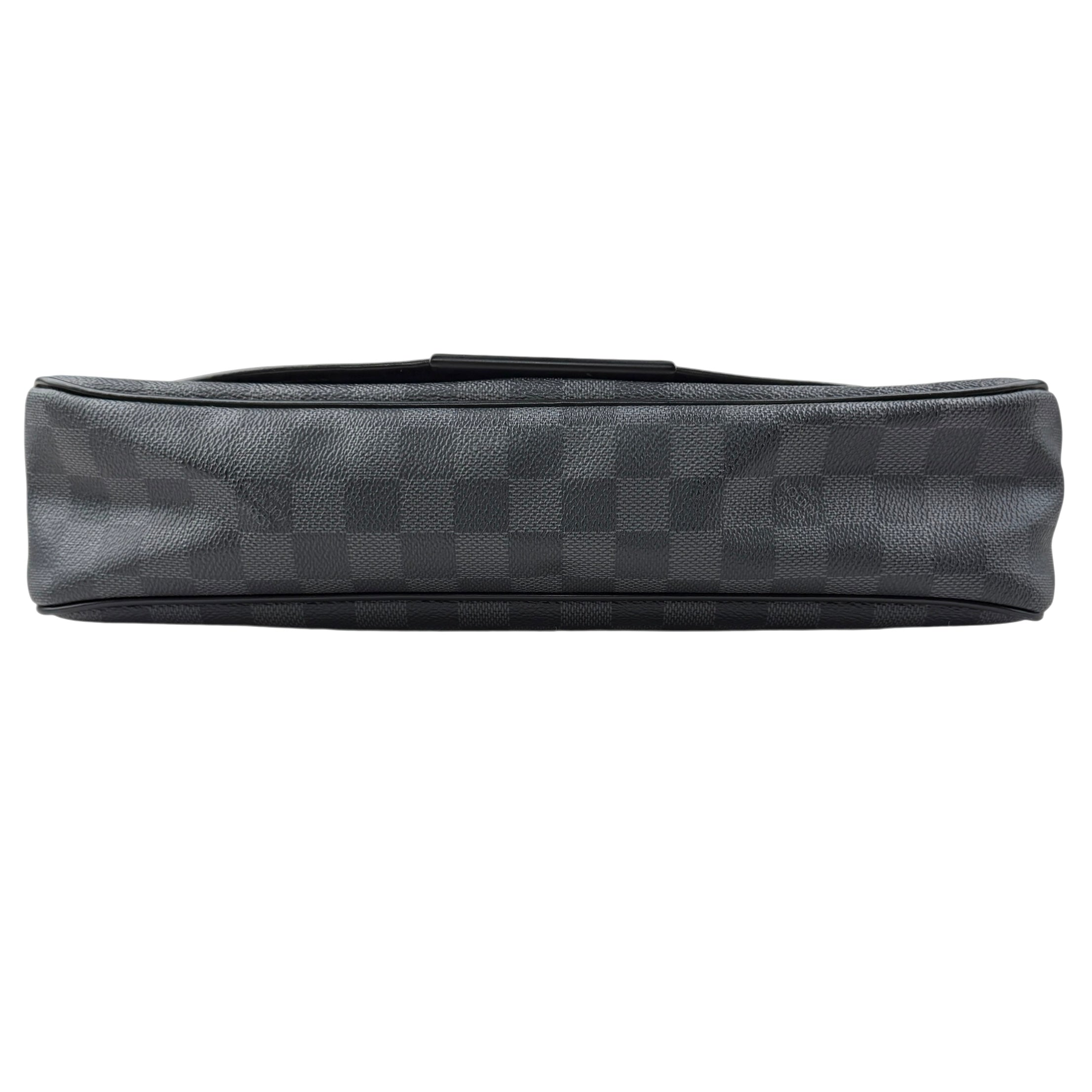 louis vuitton daniel messenger bag 1 bottom