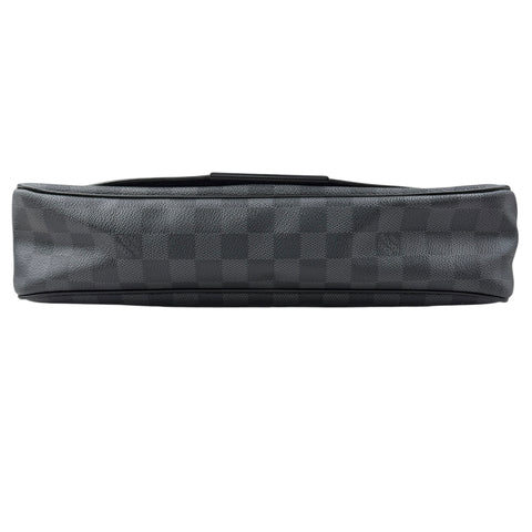 louis vuitton daniel messenger bag 1 bottom