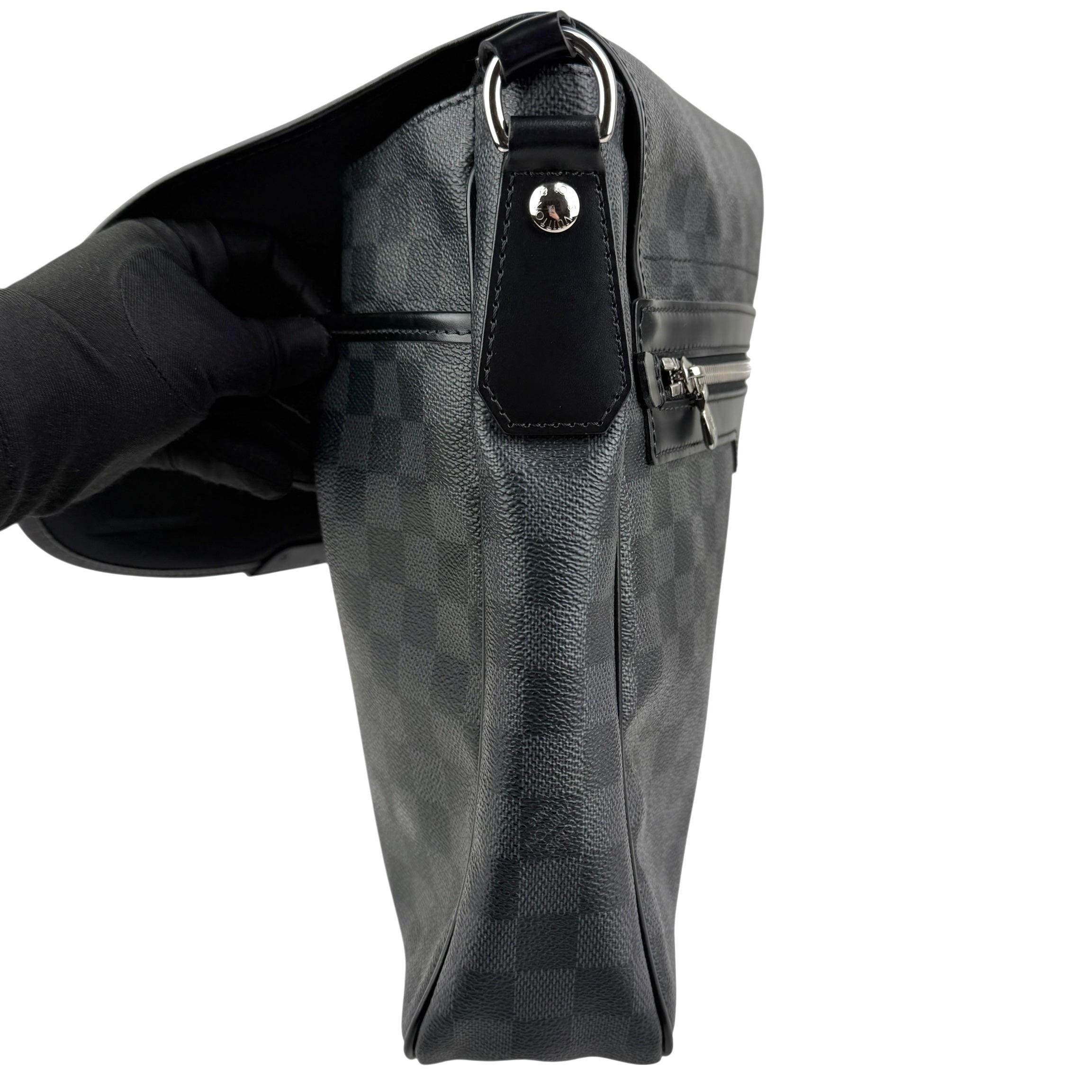 louis vuitton daniel messenger bag 1 left