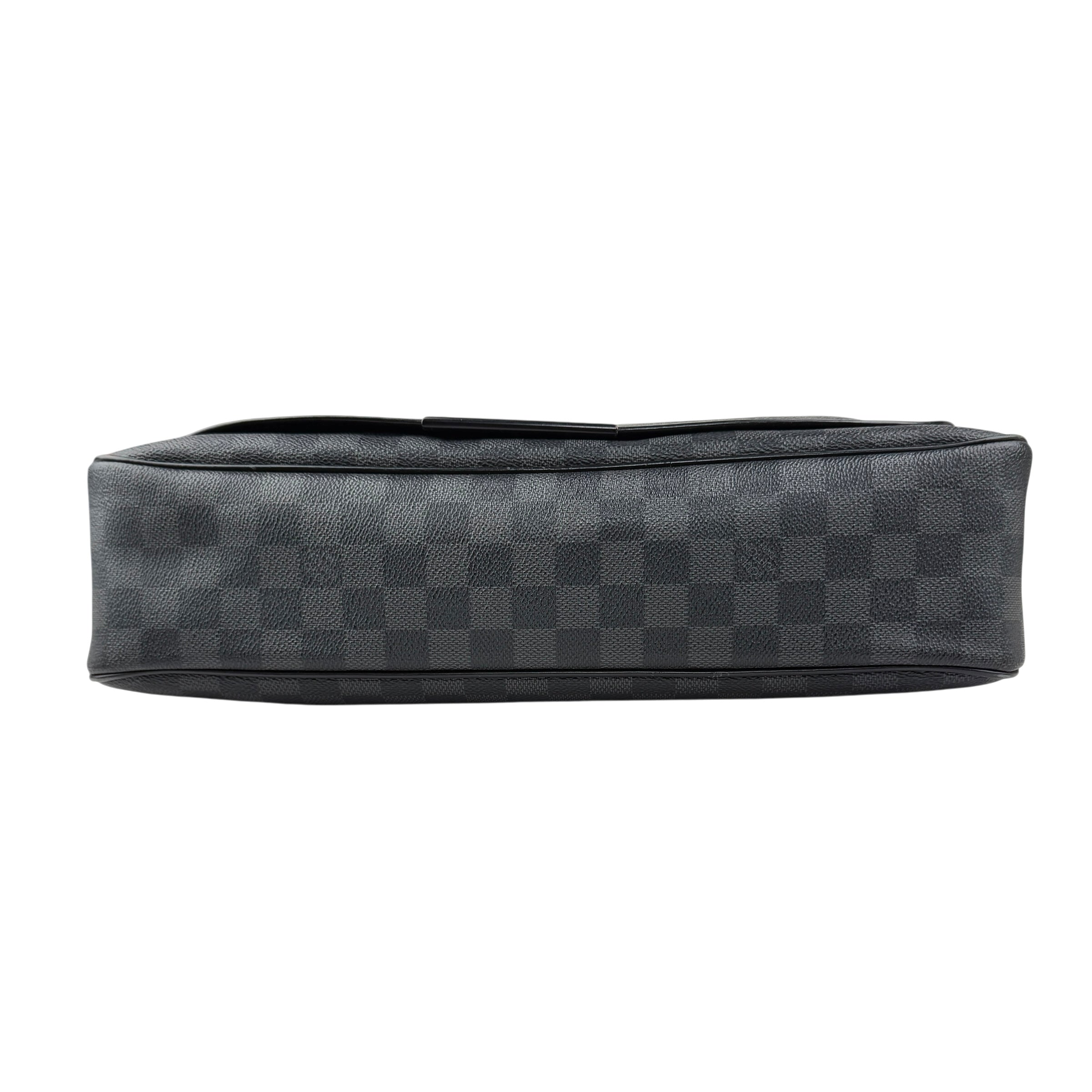 louis vuitton daniel messenger bag bottom