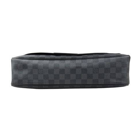 louis vuitton daniel messenger bag bottom