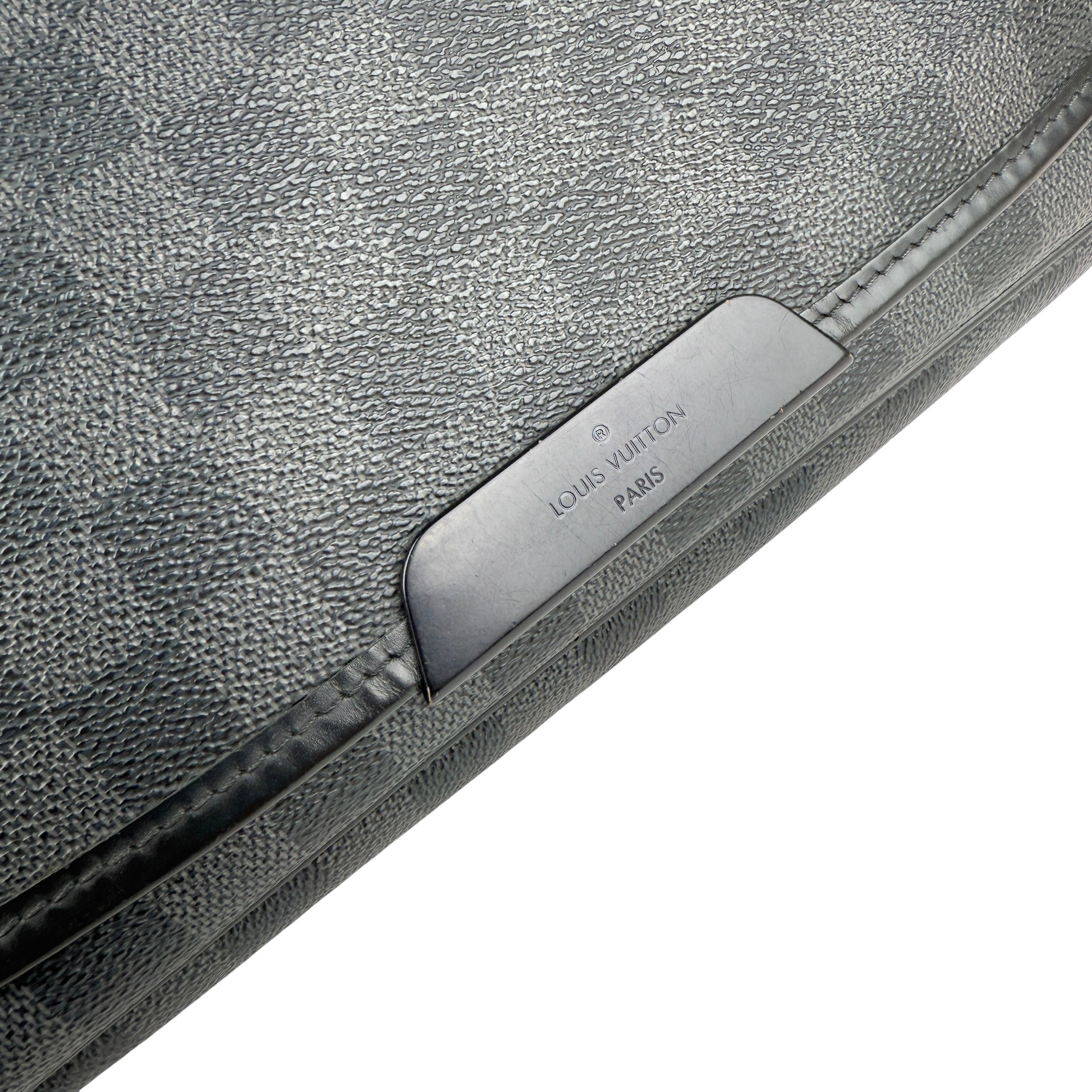 louis vuitton daniel messenger bag hardware detail