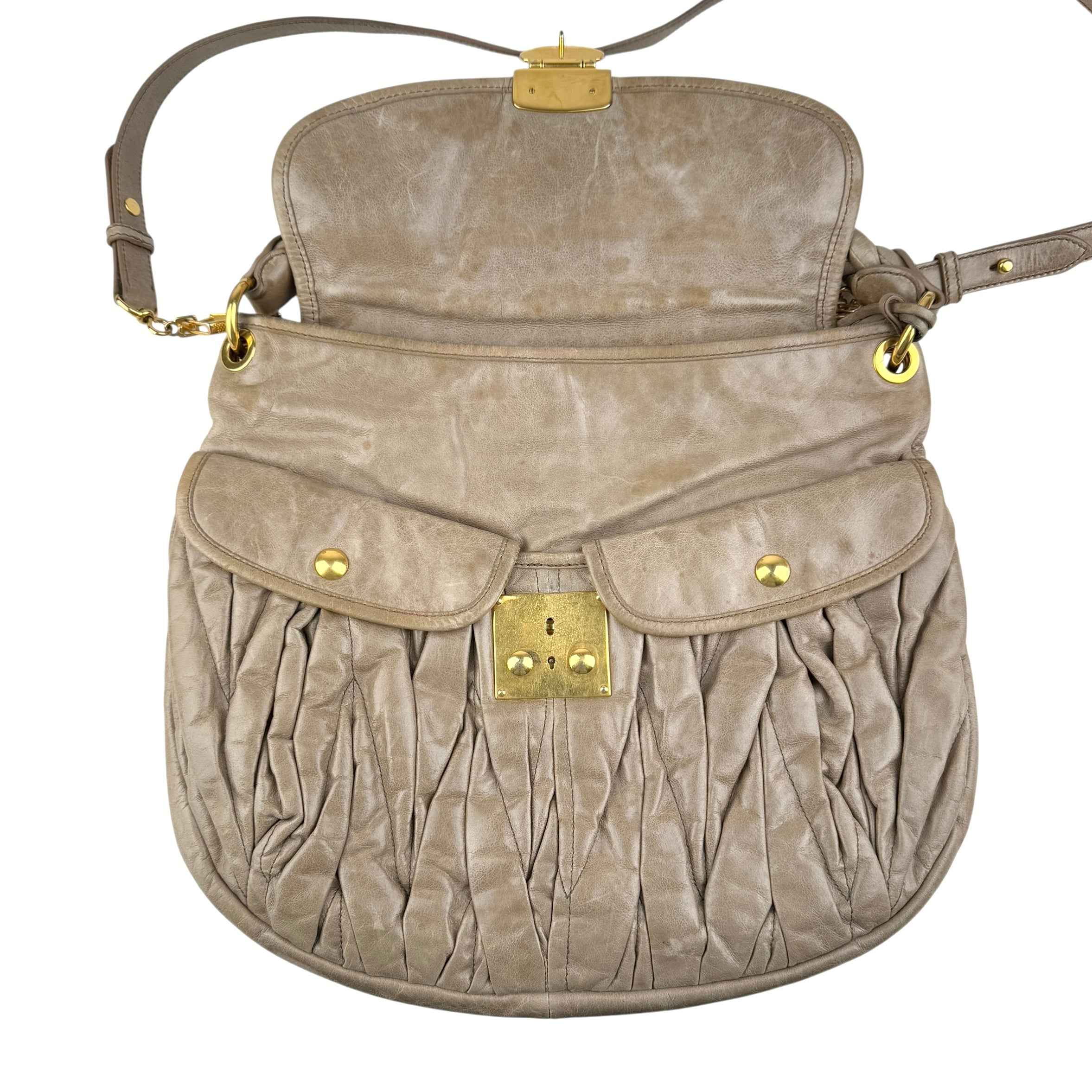 miu-miu-matelasse-leather-handbag-inside-pocket-detail